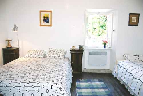 second-bedroom.jpg - 16183 Bytes